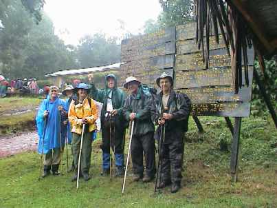Dy1_015_Machame_group.jpg (20329 bytes)