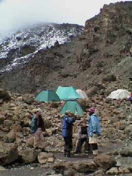 Dy5_029_Barafu_camp.jpg (15567 bytes)