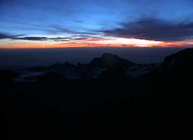 Dy6_014_Uhuru_sunrise.jpg (5629 bytes)