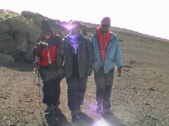 Dy6_053_Uhuru_Daron_walk.jpg (9813 bytes)